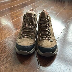 Sketchers hiking bootie